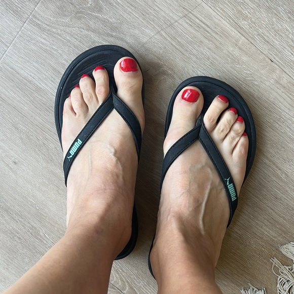 Two pairs of flip flop (Teva & Puma) both in size 8 and color black and brown - Picture 7 of 11